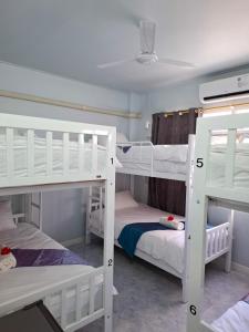 ホアヒンにあるMays Hostelの白い二段ベッド2台(1室)