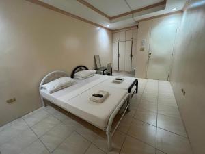 una habitación de hospital con una cama en una habitación en DDD Habitat Inc Iloilo, en Iloilo City