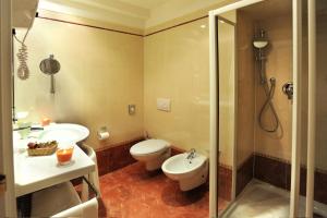 a bathroom with a toilet and a sink and a shower at Casa Romagnosi in Salsomaggiore Terme