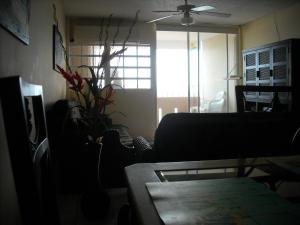 una sala de estar con un sofá y una mesa en Ocean Front Apartment, en Luquillo