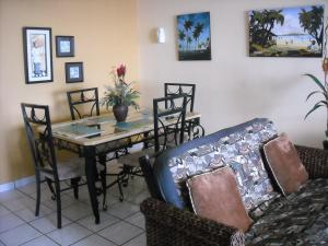 Un comedor con mesa y sillas en Ocean Front Apartment, en Luquillo