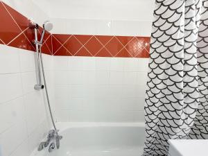 a bathroom with a shower curtain and a tub at M36 Joli studio proche de la gare in Annemasse