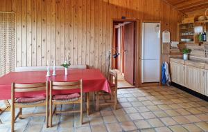 Kuchyň nebo kuchyňský kout v ubytování Cozy Home In Bindslev With House Sea View + 11 fotografií
