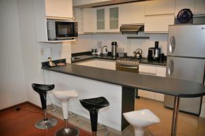 A kitchen or kitchenette at Luxe Miraflores Apartment Tripoli