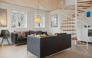 TåbelにあるPet Friendly Home In Vestervig With Saunaのソファと階段のあるリビングルーム