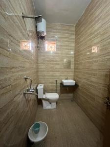 un bagno con un water e un lavandino di Garh Madan Heritage Hotel a Jodhpur