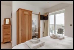 En eller flere senge i et værelse på Tallyn House 202