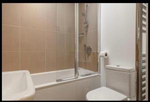 Et badeværelse på Tallyn House 202 + 14 billeder