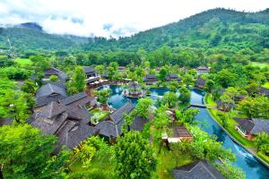 eine Luftaufnahme eines Resorts in den Bergen in der Unterkunft Sibsan Resort & Spa Maetaeng Chiang Mai in Mae Taeng