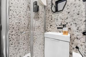 a bathroom with a shower and a sink at Beautifully Designed Studio with Communal Full Kitchen - Full Access in London