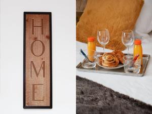 bandeja con una bandeja de comida y copas de vino en Bluestay 143 - Charming apartment in Asnieres, en Asnières-sur-Seine 14 fotos más
