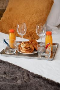 Una bandeja con copas de vino y un plato de comida. en Bluestay 143 - Charming apartment in Asnieres, en Asnières-sur-Seine