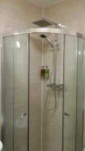 Ένα μπάνιο στο Adelphi Hotel