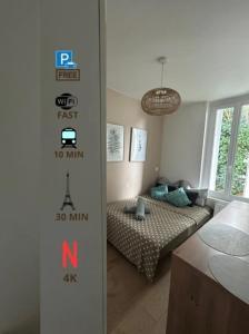 Ένα ή περισσότερα κρεβάτια σε δωμάτιο στο Studio moderne proche de Paris