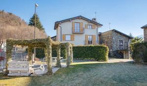 Un jardín fuera de Casa Vacanza Relax&Barbecue Sondrio