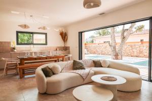 una sala de estar con un sofá y una mesa en Villa Luciana Di Santa Lucia, en Sainte-Lucie de Porto-Vecchio