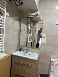 Un baño de Esteban Mor B, metro Barrio Concepción, Tanatorio M30 3 fotos más