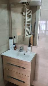 Un baño de Esteban Mor B, metro Barrio Concepción, Tanatorio M30