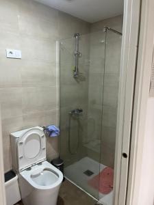 Un baño de Esteban Mor B, metro Barrio Concepción, Tanatorio M30