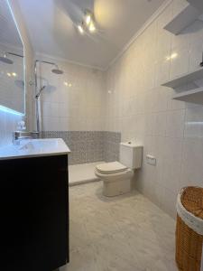 a bathroom with a toilet and a sink and a shower at Encantador apartamento en el centro de Castro CON PARKING in Castro-Urdiales +18 photos