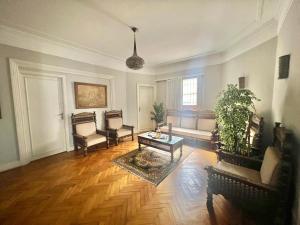 カイロにあるDowntown horizon 2BR sunny apartmentのソファとテーブルと椅子のあるリビングルーム