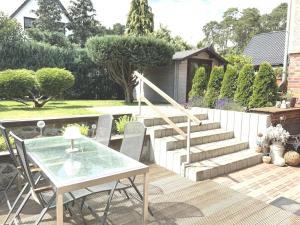 ルブミンにあるFerienwohnung Anni - DH - 24478のパティオ(テーブル、椅子付)、