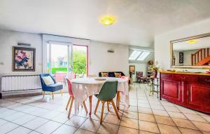 TéteghemにあるStunning Home In Teteghem With Wifiのテーブルと椅子のあるリビングルーム