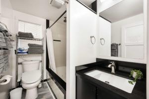 ein Badezimmer mit einer weißen Toilette und einem Waschbecken in der Unterkunft Vintage Charm 3BR Home w Yard Pets Welcome in Shoreline