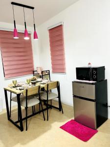 Η κουζίνα ή μικρή κουζίνα στο The Pink Place Pampanga