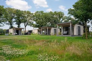 a modular home in a field of grass at Panorama wellnesslodges x Vakantiepark Hölte in Rijssen