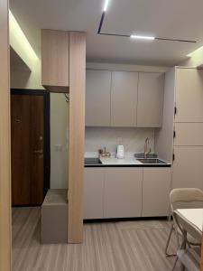 Kuchyň nebo kuchyňský kout v ubytování Urban Nest Studio