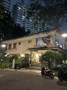 ein Haus mit einem Motorrad, das davor geparkt ist in der Unterkunft Rosewood Stay Taguig Flat in Rosewood Pointe near BGC and the Airports in Manila