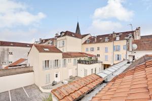 una vista desde los tejados de una ciudad en Modern Studio Moderne - 2P - Rueil-Malmaison, en Rueil-Malmaison