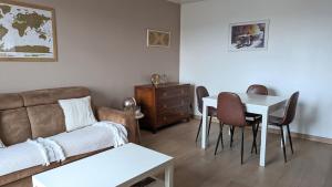 ポワシーにあるBel appartement, proche gare, Poissy- Ouest Parisのソファとテーブルのあるリビングルーム