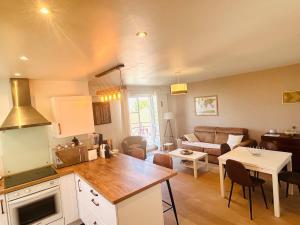 ポワシーにあるBel appartement, proche gare, Poissy- Ouest Parisのソファとテーブルのあるキッチンとリビングルーム
