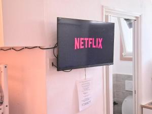 TV a/nebo společenská místnost v ubytování Lido Spina - Grazioso monolocale con Piscina
