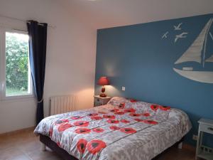 Postel nebo postele na pokoji v ubytování Gîte authentique avec cheminée, terrasse privée, accessible PMR, pêche et activités ULM - Vendée - FR-1-426-431