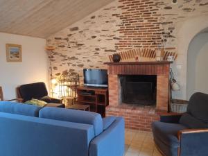 TV a/nebo společenská místnost v ubytování Gîte authentique avec cheminée, terrasse privée, accessible PMR, pêche et activités ULM - Vendée - FR-1-426-431