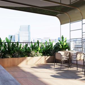 un patio avec une table et des chaises sur un toit dans l'établissement Fusia Hotel & Apartment, à Đà Nẵng
