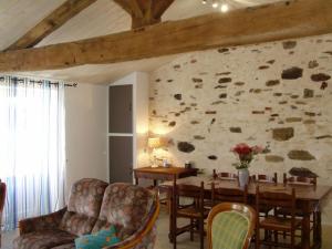 Posezení v ubytování Charmant Gîte Rénové avec Jardin Privé, Cheminée et WiFi à Vairé, Vendée - FR-1-426-411
