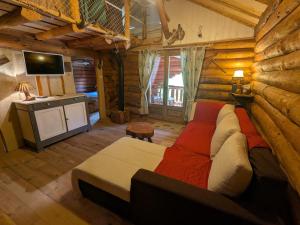ein Schlafzimmer mit einem großen Bett in einem Blockhaus in der Unterkunft Fuste insolite avec balcon et terrasse dans les Vosges - FR-1-589-241 in Le Tholy