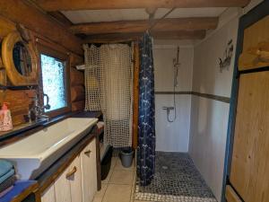 ein Badezimmer mit Waschbecken und Dusche in der Unterkunft Fuste insolite avec balcon et terrasse dans les Vosges - FR-1-589-241 in Le Tholy + 27 Fotos