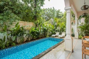 Piscina de la sau aproape de ELIVAAS Orion 3-BHK Villa With Private Pool & Terrace Near Popular Restaurants