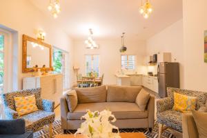 O zonă de relaxare la ELIVAAS Orion 3-BHK Villa With Private Pool & Terrace Near Popular Restaurants