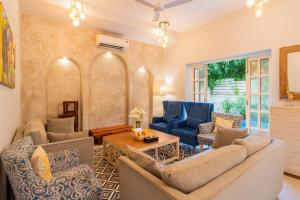 O zonă de relaxare la ELIVAAS Orion 3-BHK Villa With Private Pool & Terrace Near Popular Restaurants
