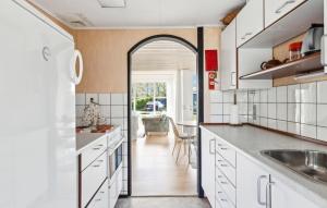 Η κουζίνα ή μικρή κουζίνα στο Gorgeous Home In Broager With Wifi