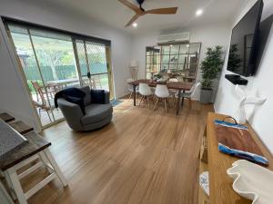 TV a/nebo společenská místnost v ubytování Tide 'n' Seek: Family Beach House with Games Room