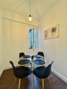 a dining room with a glass table and chairs at Apartamento en el casco historico in Ourense