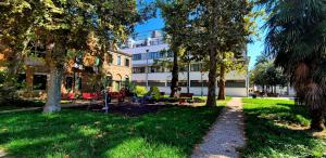 ein Gebäude mit Bäumen und einem Weg davor in der Unterkunft Ca' Zueca in Venedig