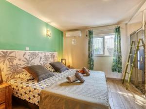 - une chambre avec deux ours en peluche sur un lit dans l'établissement Appartement confortable avec terrasse et accès direct piscine - FR-1-786-49, à La Possession 19 autres photos